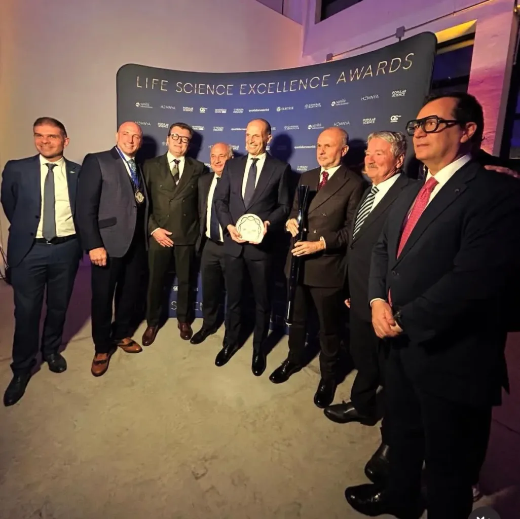 Il ministro Schillaci premia Max Allegri per il suo impegno nella prevenzione