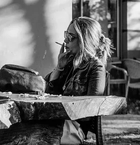 Studio: donne fumano di meno ma fanno più fatica a smettere