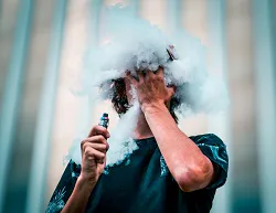 Commissione Europea, un giovane su 5 inizia a fumare con le e-cig